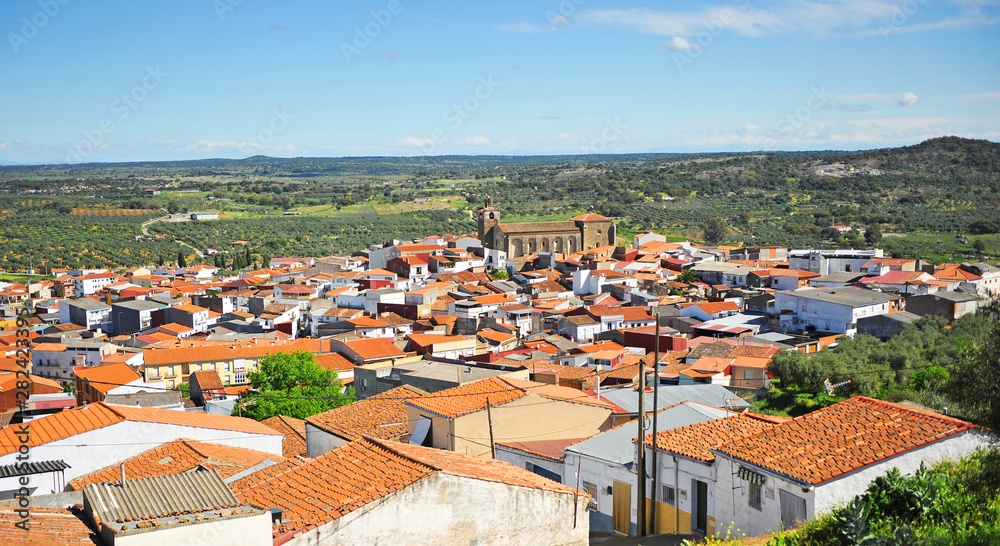 Vista de Alcuéscar, pueblo en la Vía de la Plata por la provincia de Cáceres Extremadura España. Via de la Plata es el Camino de Santiago desde Sevilla a Santiago de Compostela