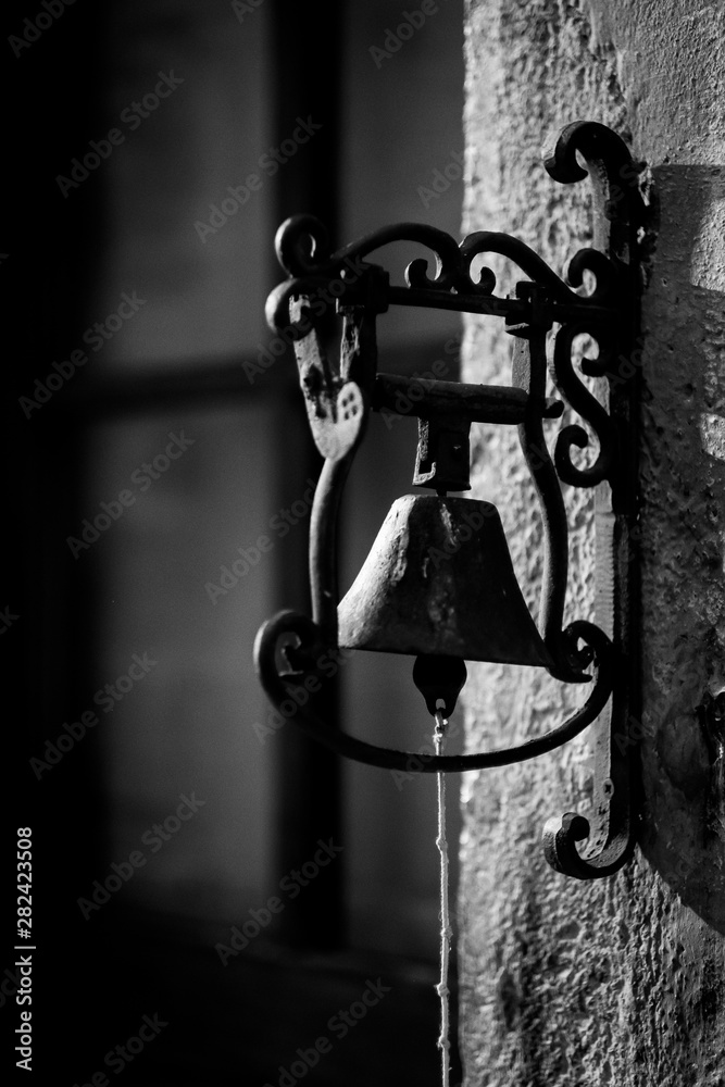 Vieille cloche en métal sur une porte d'entrée Stock Photo