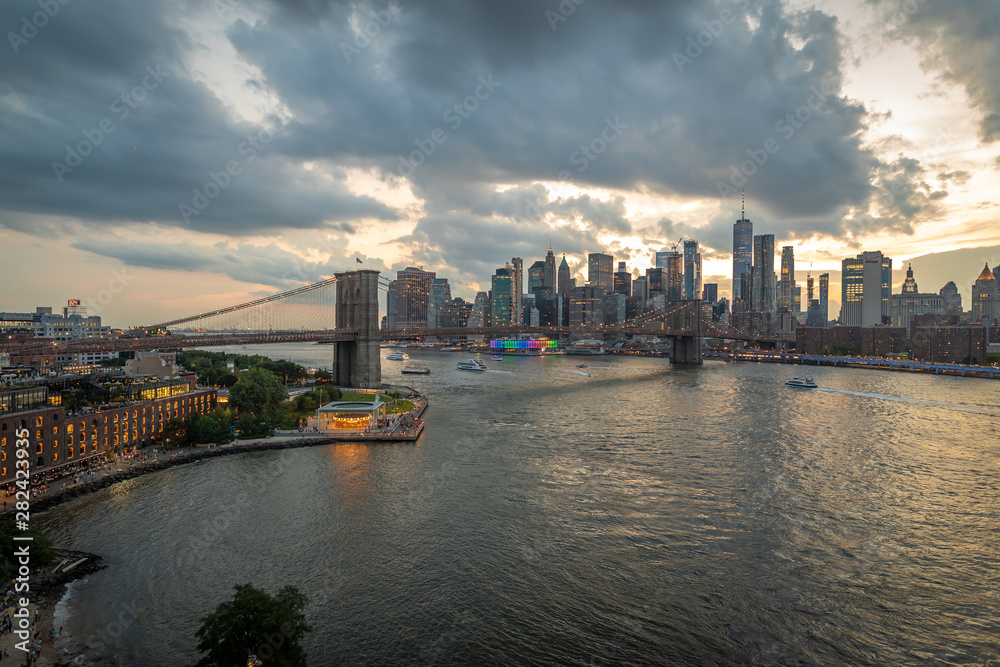 Obraz premium New York City evening downtown skyline 