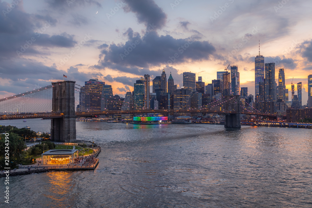 Fototapeta premium New York City evening downtown skyline