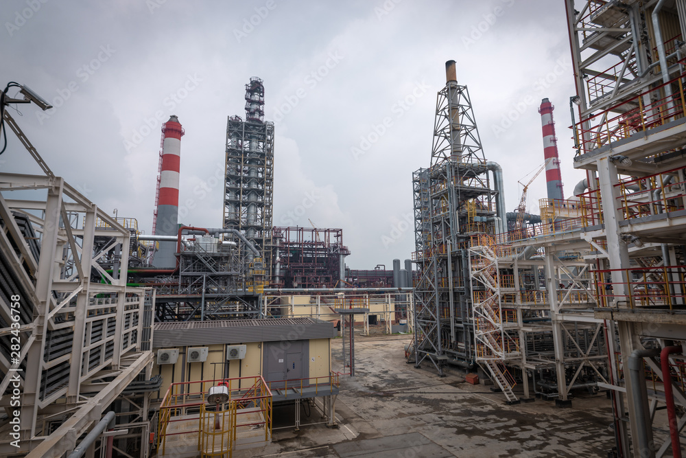 type of oil refinery in the open air