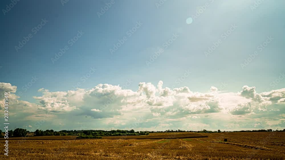 Zeitraffer Stoppelfeld, Wolken, blauer Himmel
