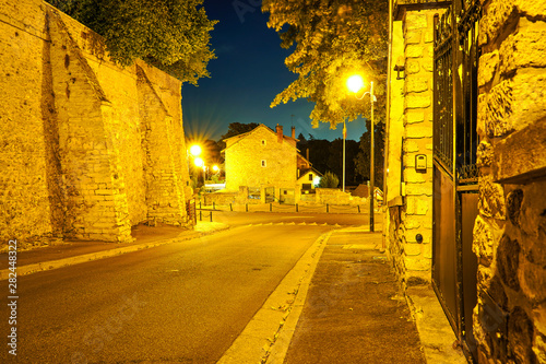 Fototapeta Naklejka Na Ścianę i Meble -  rue éclairée d'un village de nuit