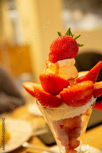 イチゴパフェ