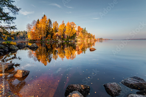 Foto Autumn view of the Monrepos Park, Vyborg, Leningrad Region