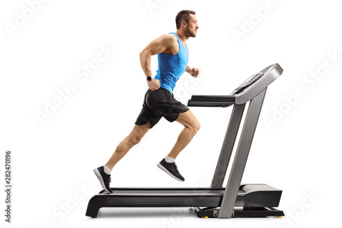 Photo Young man in sportswear running on a professional treadmill