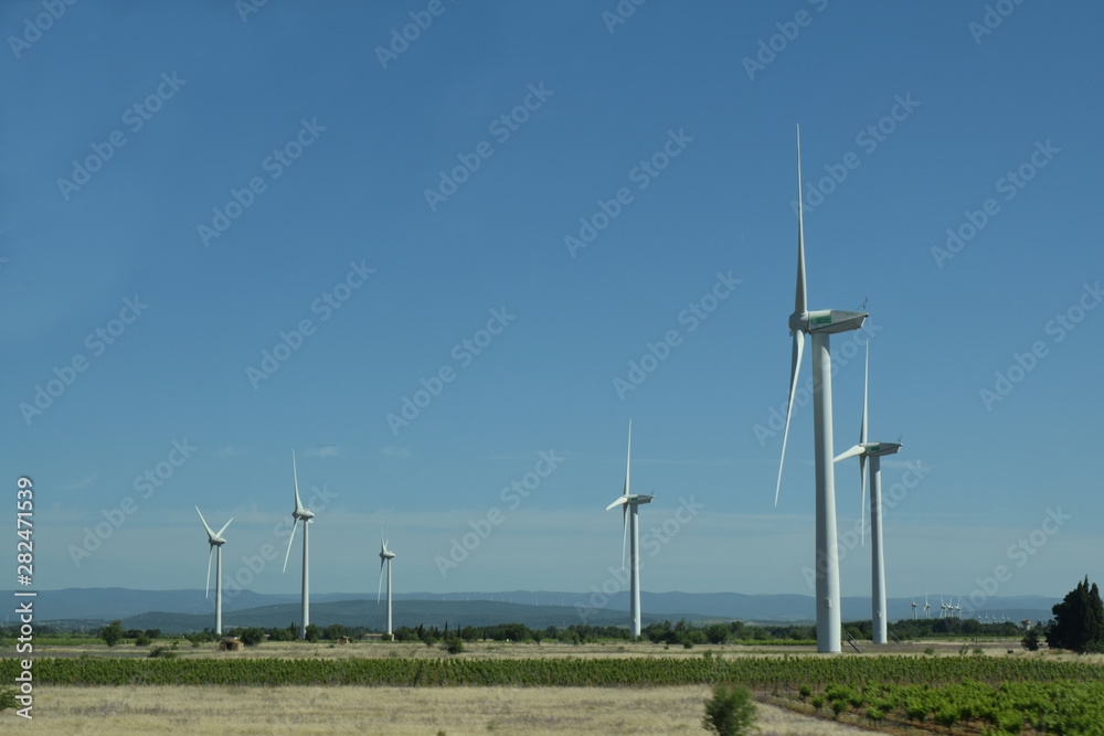 Eoliennes le long de l'autoroute A61 en Occitanie Eoliennes le long de l'autoroute A61 en Occitanie
