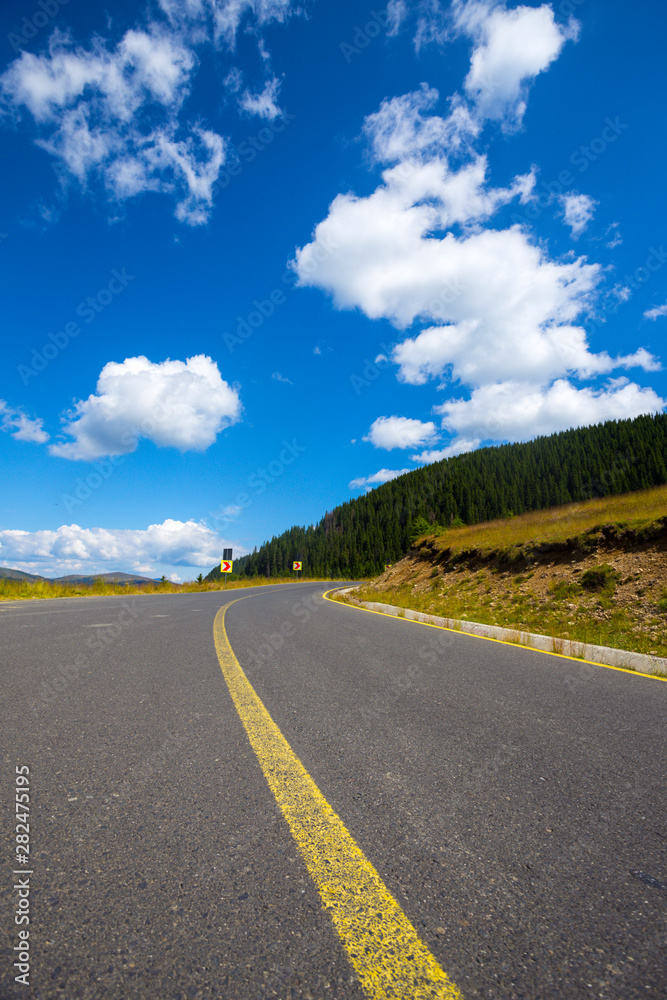 Fototapeta premium beautiful mountain road