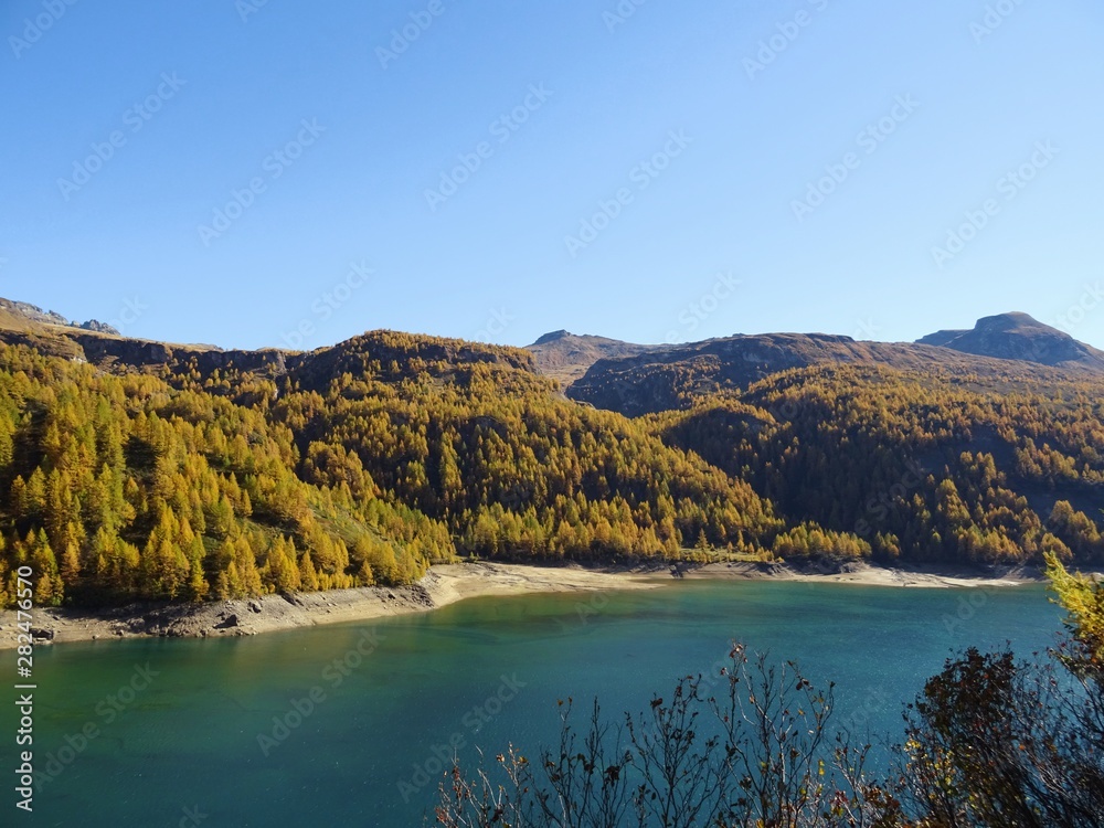 Naklejka premium A classic alpine lake immersed in the Nature of the Natural Park