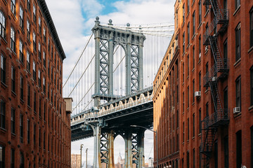 Sierkussen New York taxi Brooklyn Bridge tussen bruine gebouwen  © ManuPadilla
