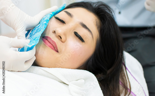 Tableau sur toile A beautiful woman got cold compress before botox injection