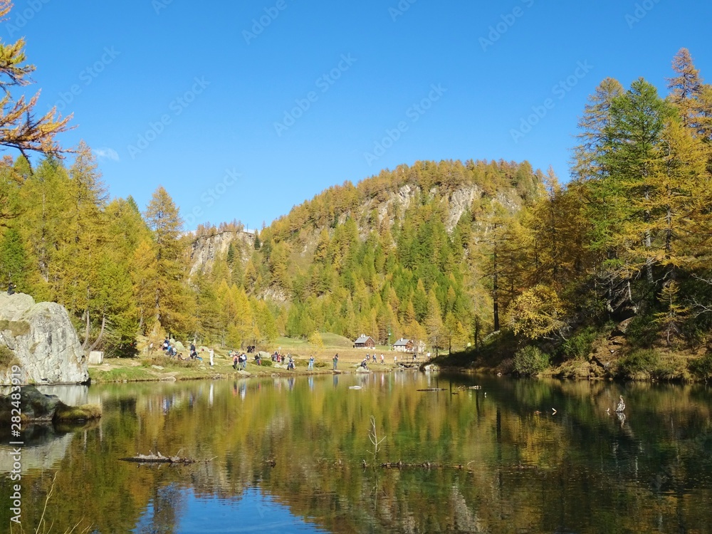 A classic alpine lake immersed in the Nature of the Natural Park 