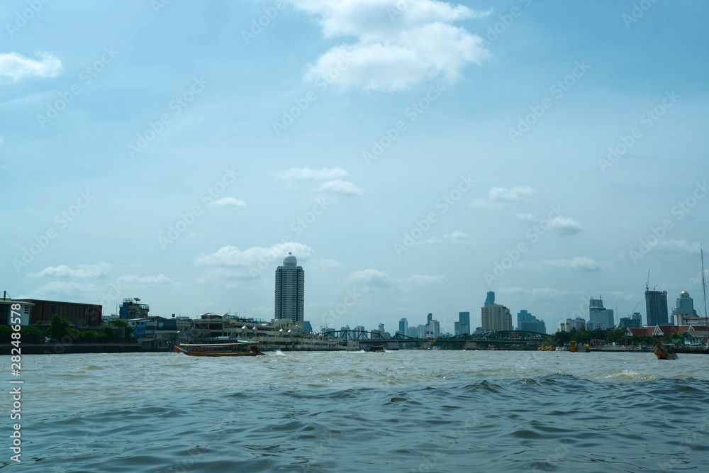 auf dem Fluss Chao Phraya in Bangkok, Architektur