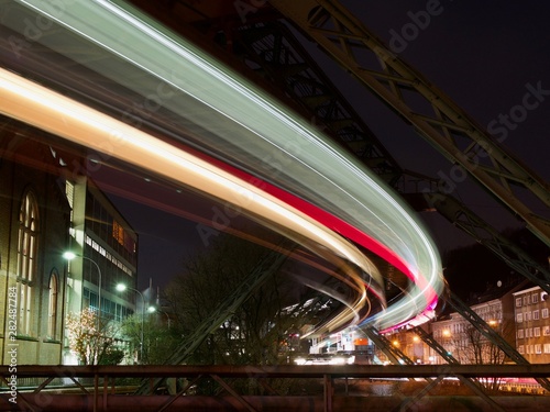 Schwebenbahn in Wuppertal bei Nacht, Langzeitbelichtung