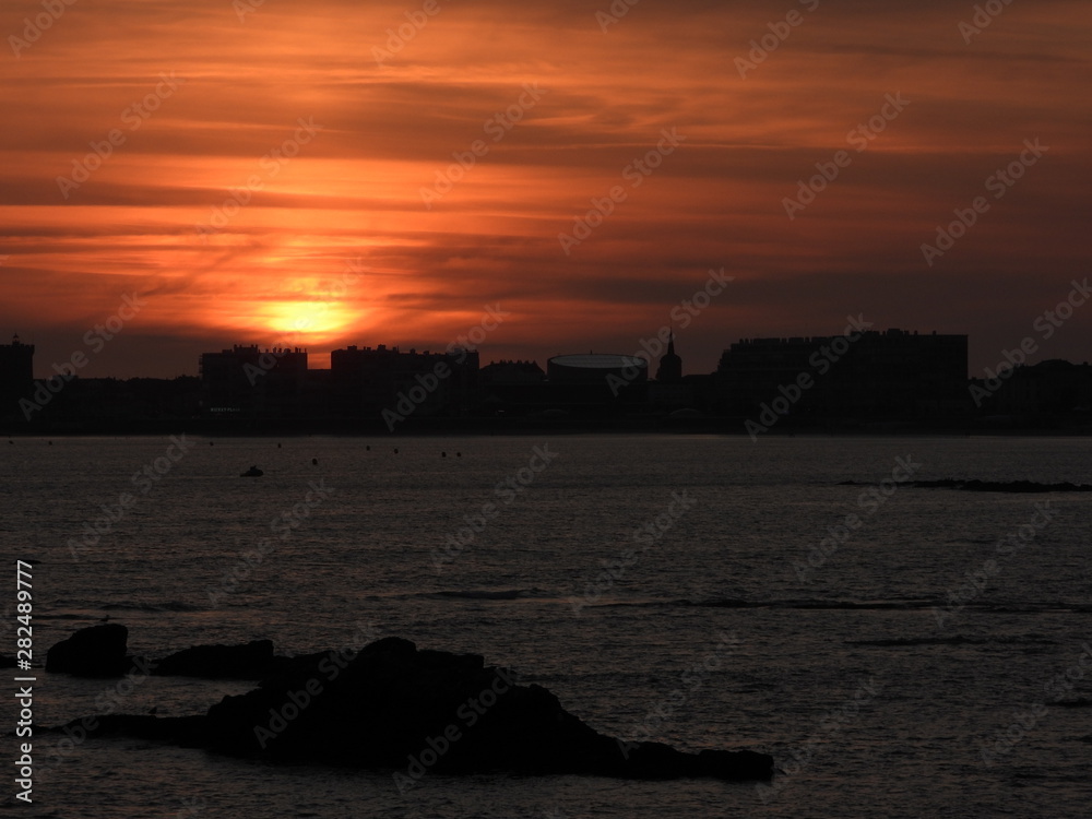 Naklejka premium coucher de soleil les sables d'olonne la vendée