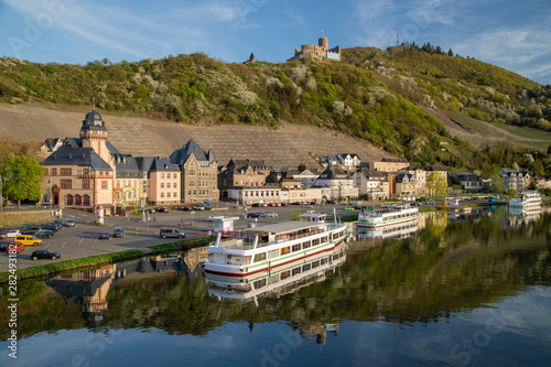 Wasserspiegelung der Silhouette von Bernkastel-Kues und Personenschiffen in der Mosel