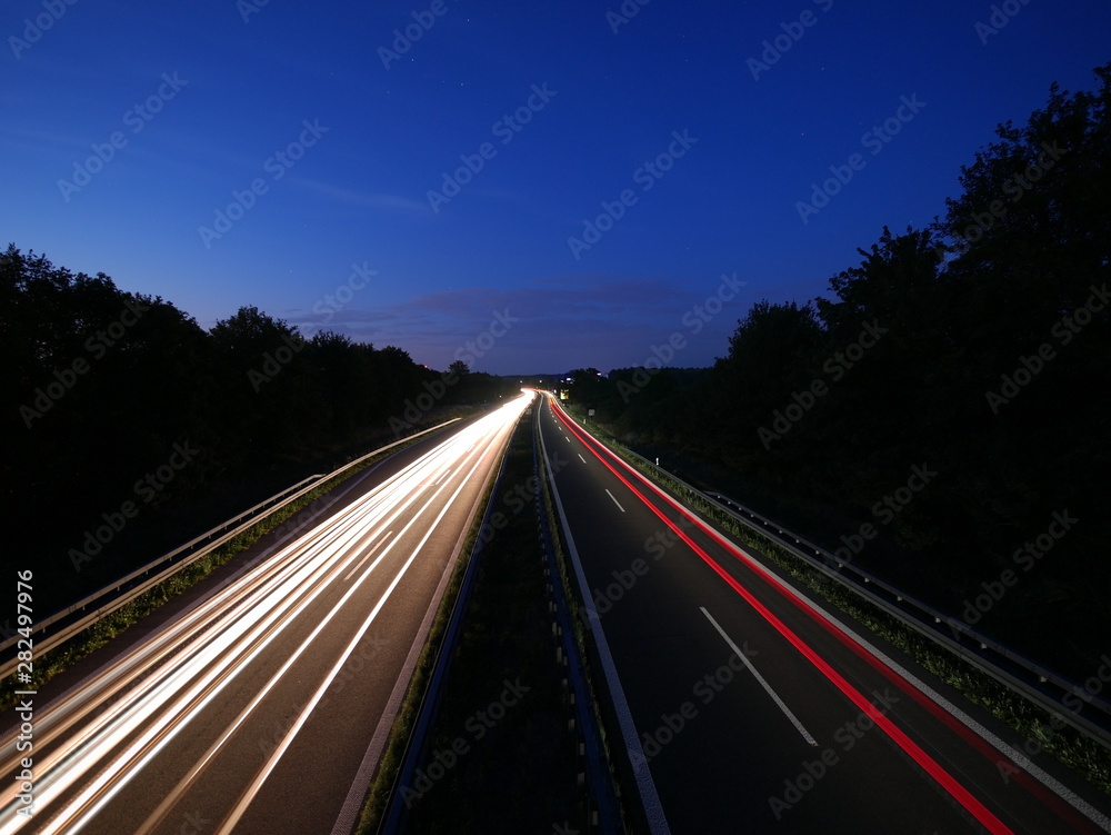 Verkehr auf der B30 von der Autobahnbrücke in Achstetten