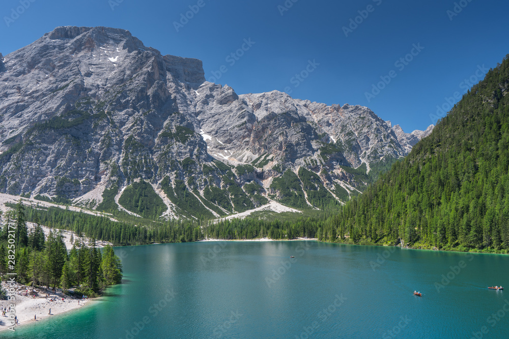 Obraz premium Der Pragser Wildsee mit glasklarem Wasser