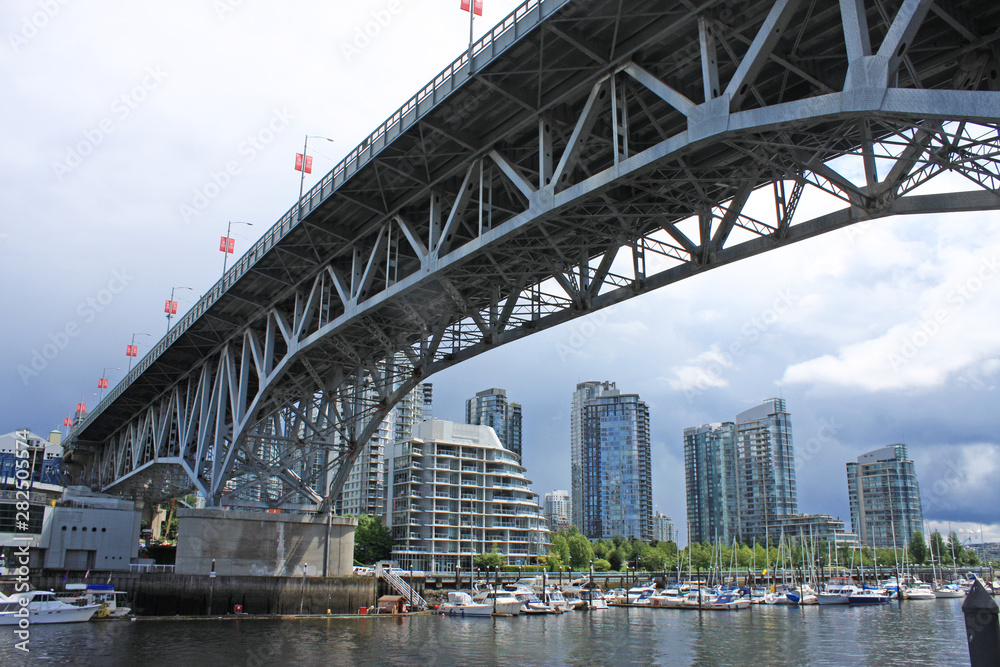 Fototapeta premium Vancouver z wyspy Granville pod mostem Granville