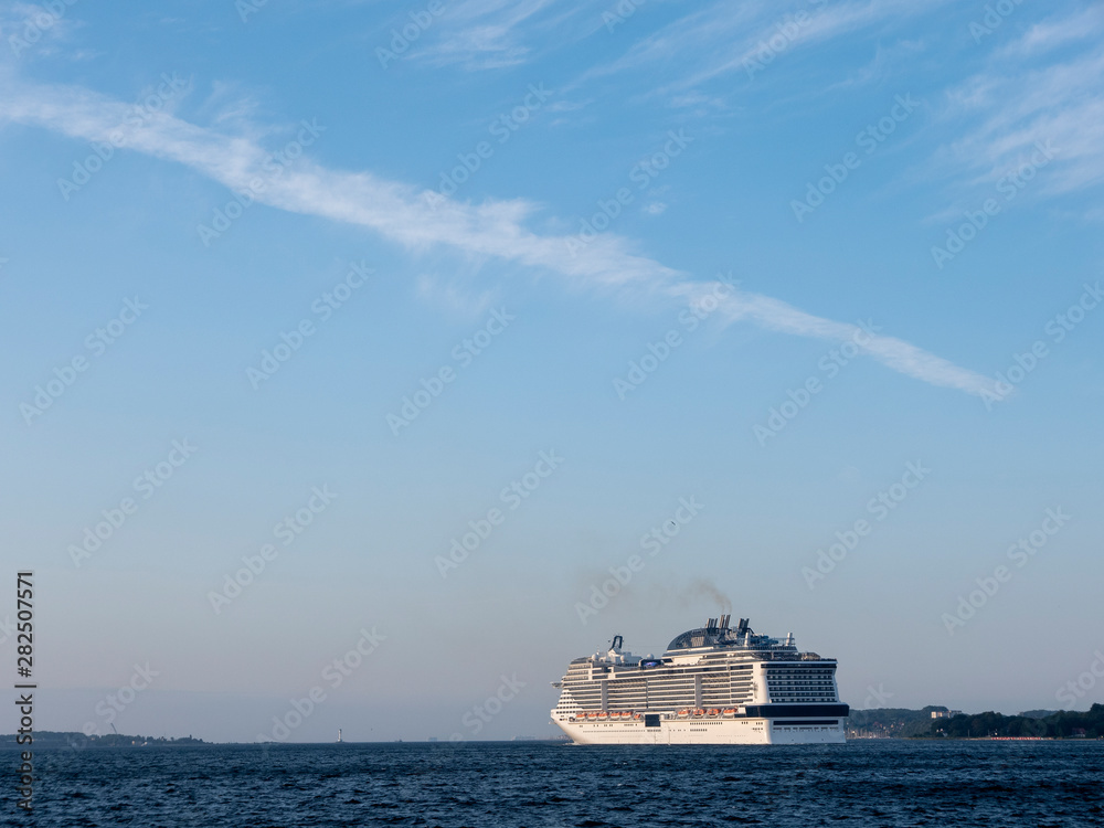 Kreuzfahrtschiff auf der Ostsee bei Kiel, Deutschland
