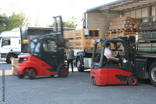 Foto Gabelstapler verladen Güter in der Logistik