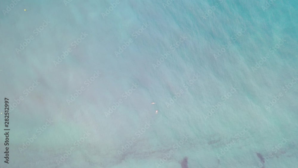 Nacktschwimmer im Mittelmeer