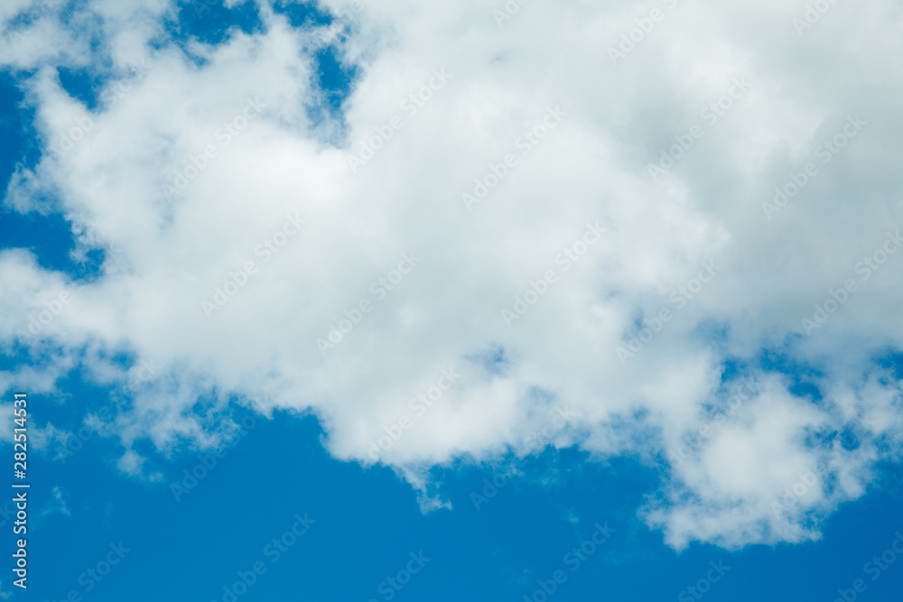 Obraz premium Blue sky background with clouds