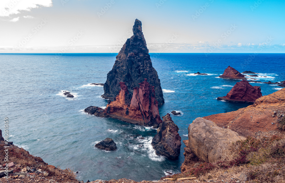 Φωτογραφία Long exposure image of a colorful rock in the atlantic sea on Madeira,Ponta de s
