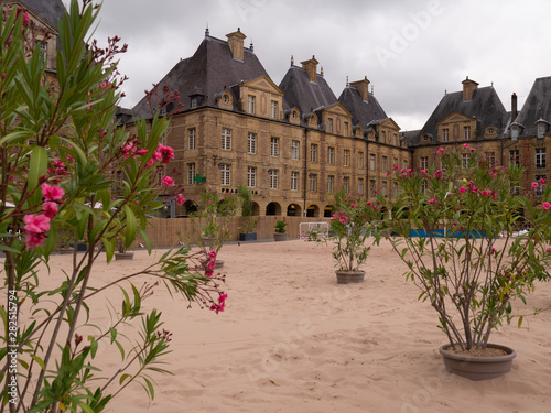 Place Ducale plage en été à Charleville Mezieres