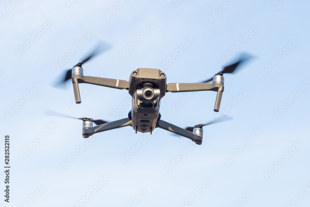 Dron volando bajo un cielo azul Dron volando bajo un cielo azul