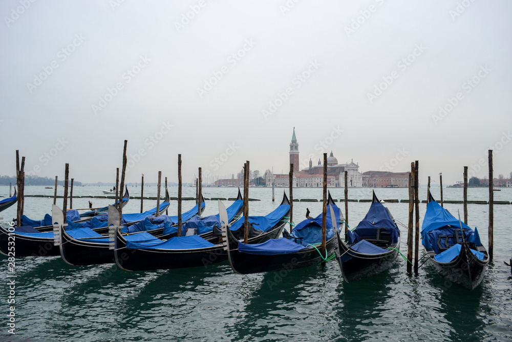 Gondolas en muelle de Venecia paisaje dia exterior nublado