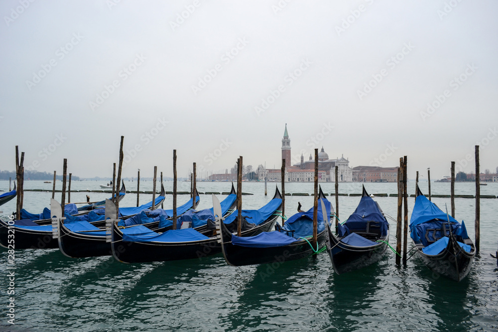Gondolas en muelle de Venecia paisaje dia exterior nublado Gondolas en muelle de Venecia paisaje dia exterior nublado