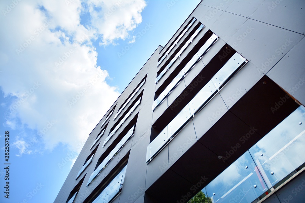 Naklejka premium house with blue sky and clouds