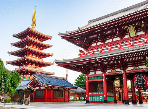 浅草寺 宝蔵門と五重塔