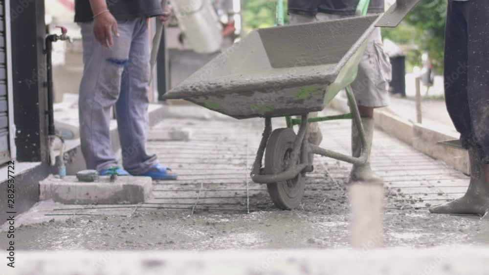 Anonymous Workers are pouring concrete For root work , Siemens trucks Releasing ready-mixed concrete into the work site.