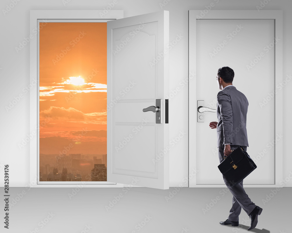 Fototapeta premium Businessman facing many business opportunities