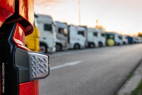 Arbeitsscheinwerfer an LKW