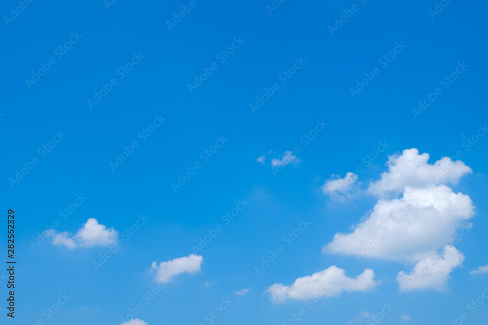 【写真素材】 青空　空　雲　夏の空　背景　背景素材　7月　コピースペース