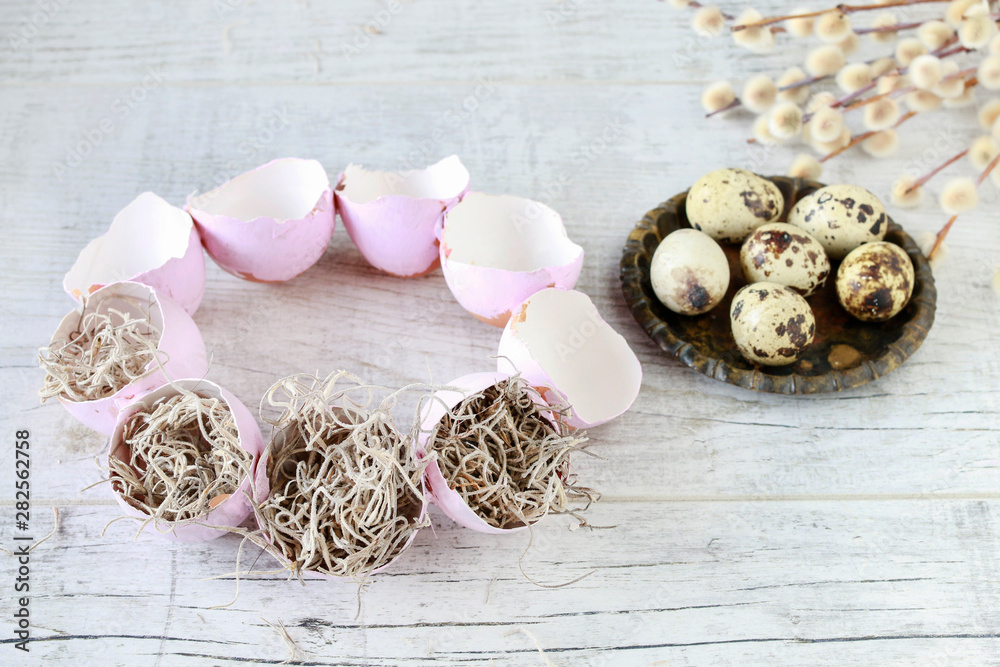 How to make Easter table decoration with egg shells, spanish moss and catkins How to make Easter table decoration with egg shells, spanish moss and catkins