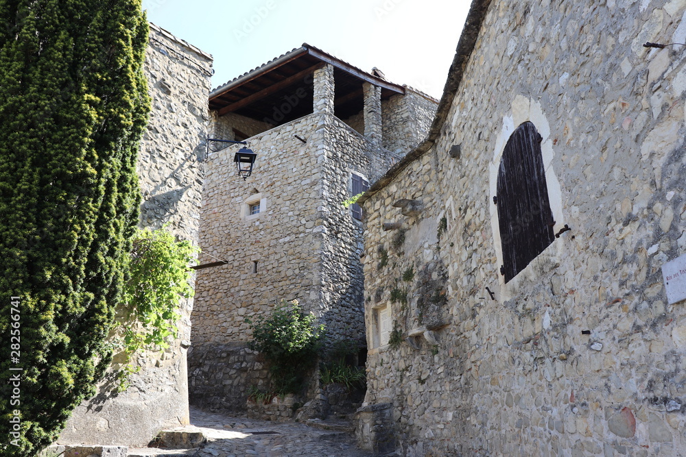 Façade de maison typique en pierre - Village de Mirmande dans le département de la Drôme