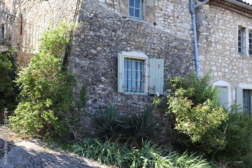 Façade de maison typique en pierre - Village de Mirmande dans le département de la Drôme
