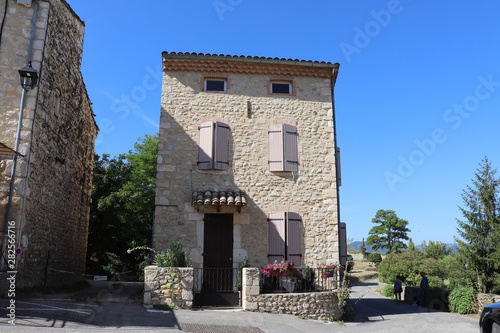 Façade de maison typique en pierre - Village de Mirmande dans le département de la Drôme photo