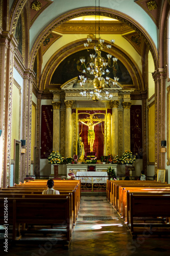 Una mujer reza en la iglesia