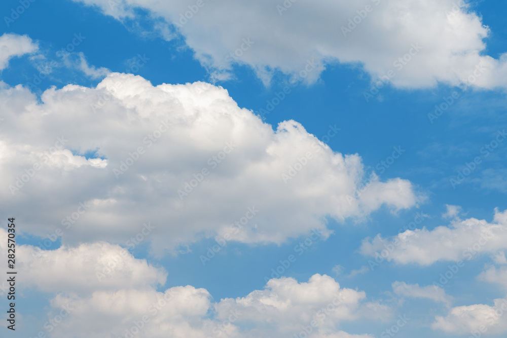 Obraz premium White clouds in the blue sky. Natural background