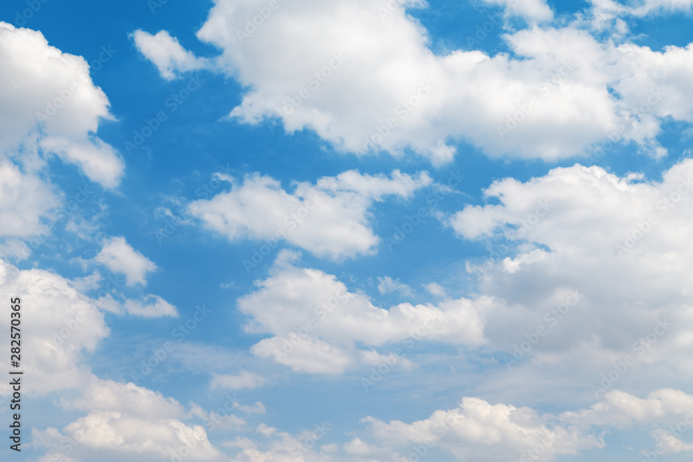 Naklejka premium White clouds in the blue sky. Natural background
