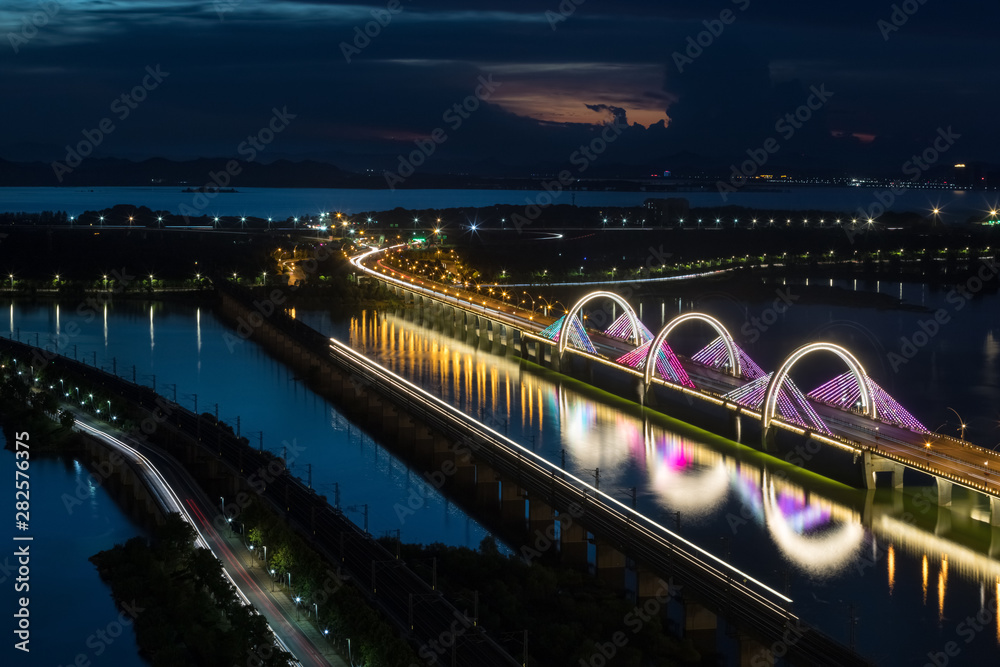 Naklejka premium beautiful lake view at night on jiujiang