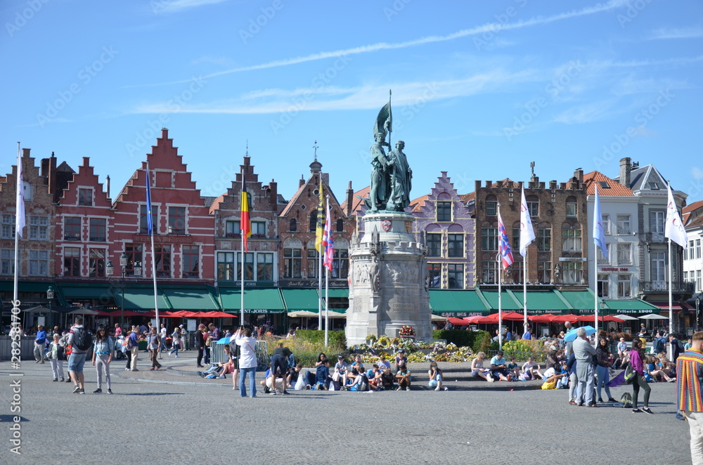 Obraz premium Grand Place de Bruges - maisons à pignons étagés typiques