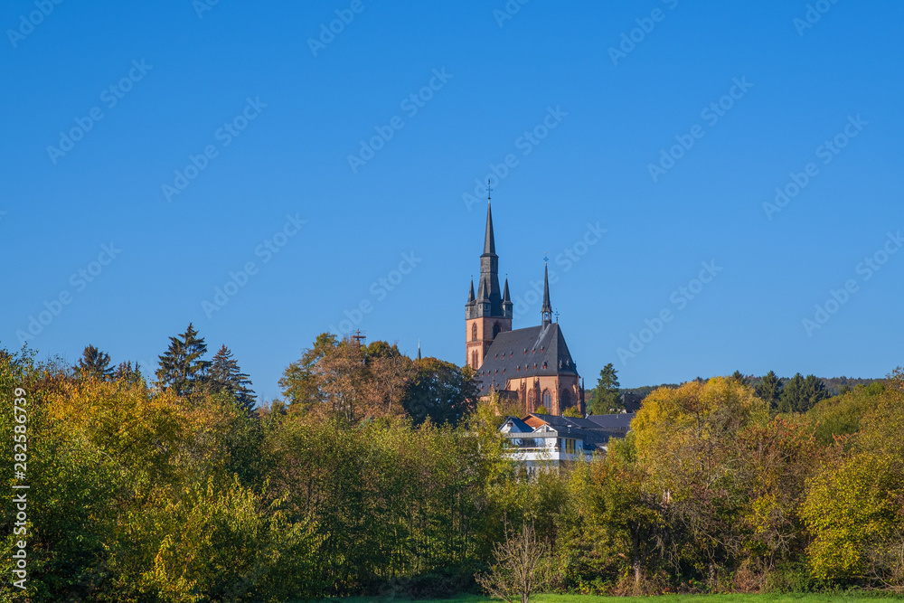 Blick auf die Kirche von Kiedrich/Deutschland im Rheingau
