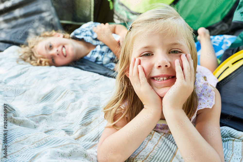 Niedliches Mädchen in den Sommerferien Stock Photo | Adobe Stock