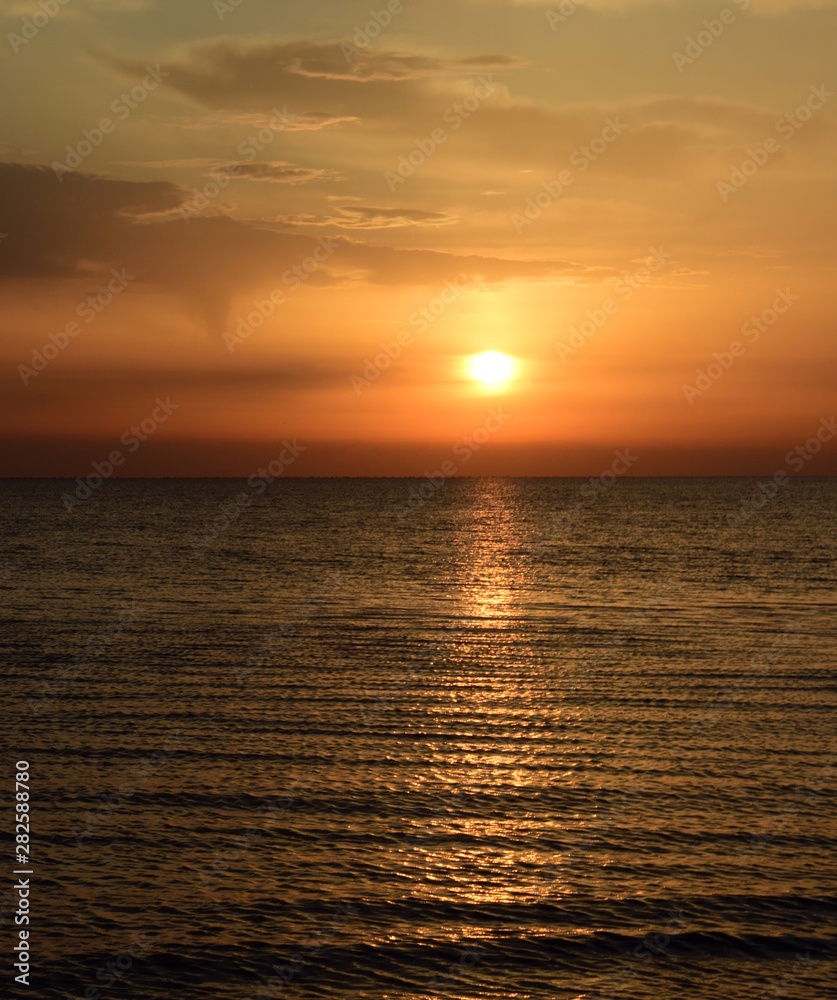 Sonnenaufgang über dem Meer nach einer Gewitternacht